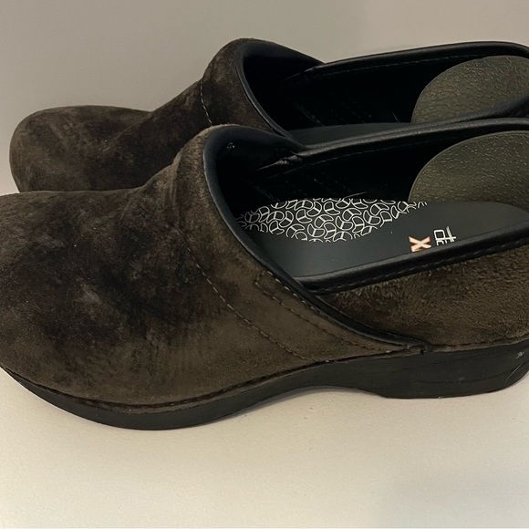 Dansko Women's Brown Clogs - Picture 4 of 6